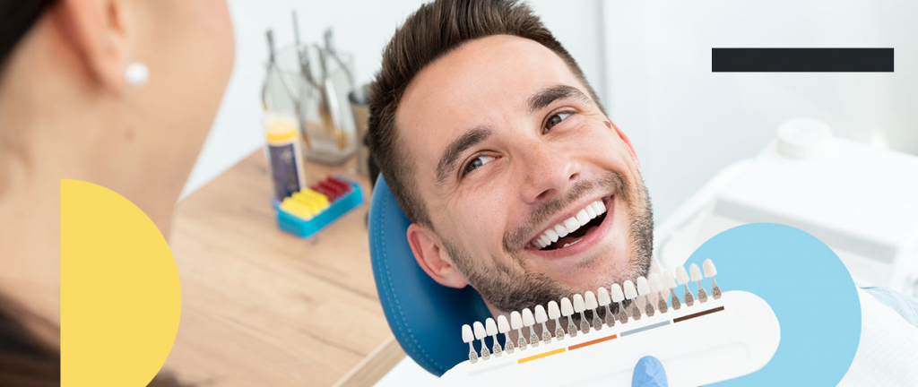 Paciente em busca de tratamento dental sorri para o dentista